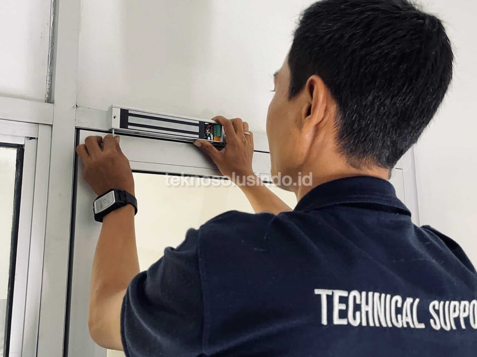 Home 9 Instalasi Magnetic Lock oleh Teknisi Tekno Solusindo